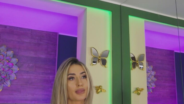 LoraDevine's Streamate show and profile