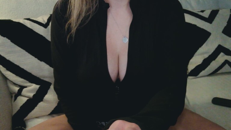 NaughtyMilfNextDoor's Streamate show and profile